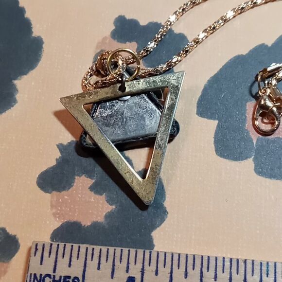 Triangle necklace - Picture 3 of 4